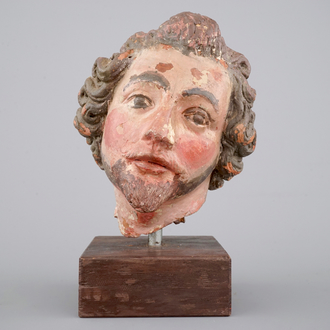 Een beschilderd terra cotta hoofd van een heilige, wellicht Duits, 18e eeuw